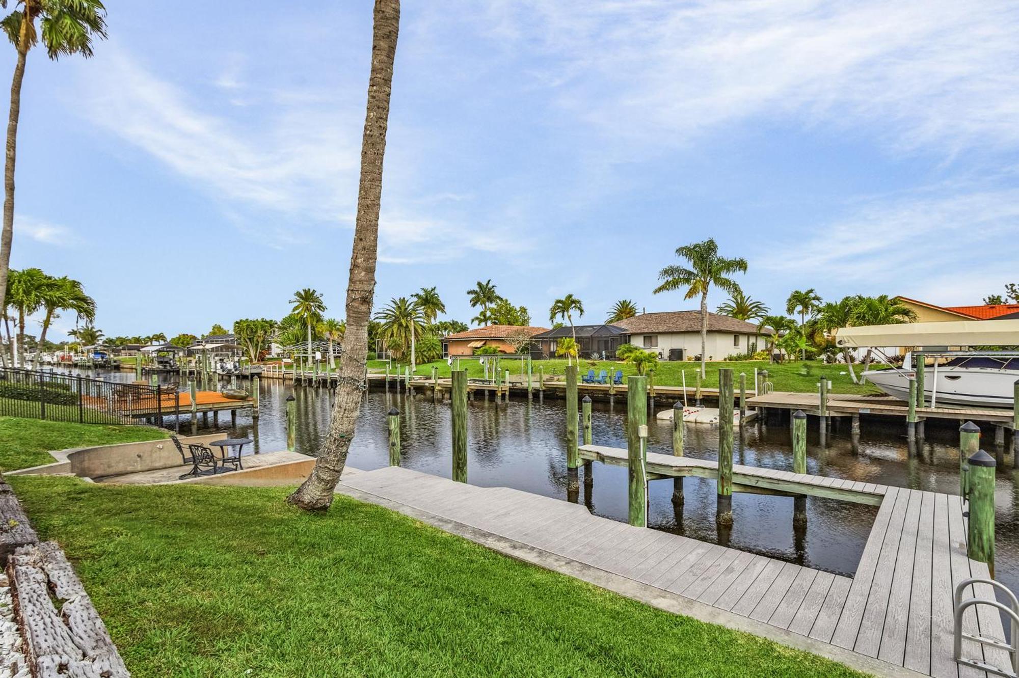 Canal-Front Oasis With Dock And Kayaks In Cape Coral! Екстериор снимка